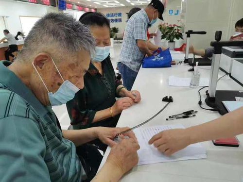 杭州这些老人再次拿到结婚证,脸上是藏不住的幸福
